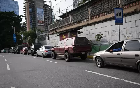 Veh�culos hacen fila en una gasolinera para cargar combustible en Caracas, despu�s de que las fuerzas estadounidenses capturaran a Maduro.