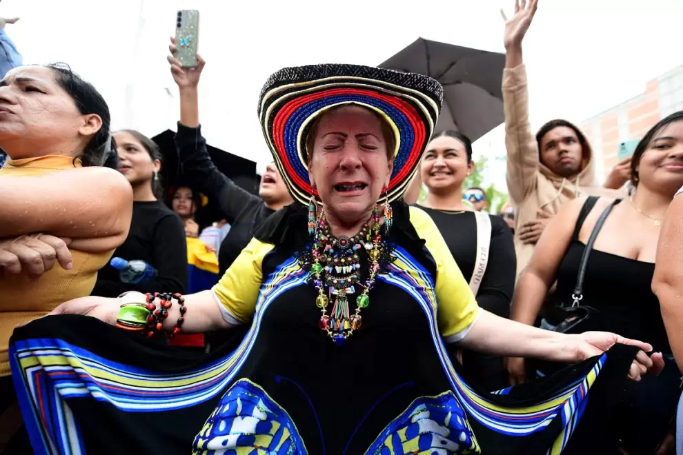 Una mujer reacciona mientras celebra en Medell�n, Colombia, el 3 de enero de 2026.