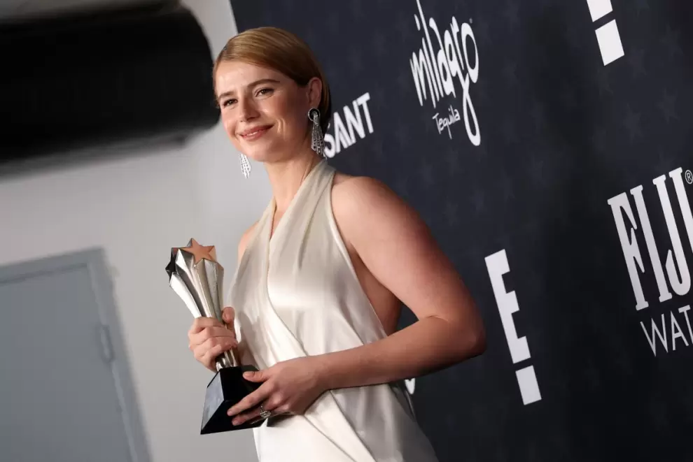 Jessie Buckley posa en la sala de prensa con el premio a la Mejor Actriz por "Hamnet".