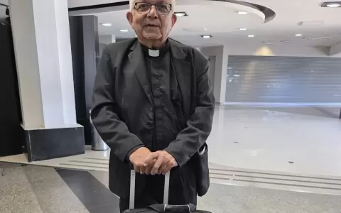 Arzobispo Adalberto Mart�nez viaja al Vaticano para encuentro clave del Colegio Cardenalicio.
