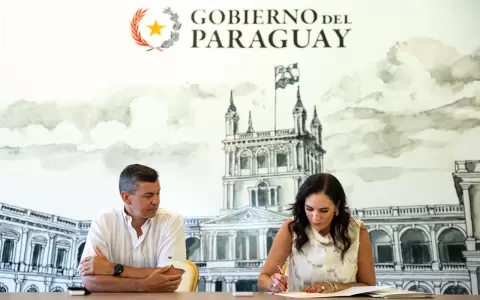 Santiago Pe�a junto a la ministra Claudia Centuri�n.