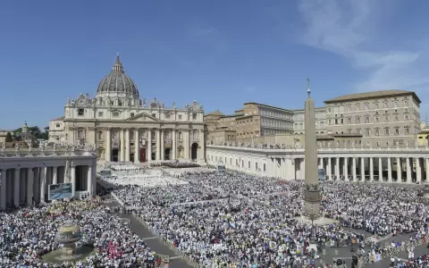 Centenares de personas durante la canonizaci�n de Carlo Acutis, en la Plaza de San Pedro del Vaticano, a 7 de septiembre de 2025, en Roma (Italia).