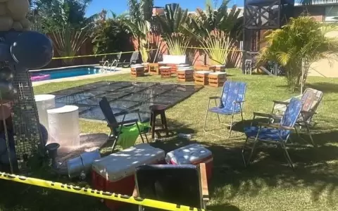 Pista de baile iluminada en el que el hombre qued� tendido tras recibir una descarga el�ctrica.