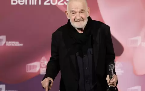 El cineasta h�ngaro B�la Tarr posa con su premio honor�fico en los Premios del Cine Europeo en Berl�n (2023).