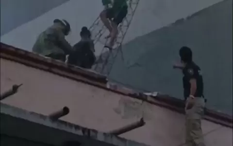 Incendio en pleno centro de Asunci�n obliga a rescate de personas y despliegue de bomberos