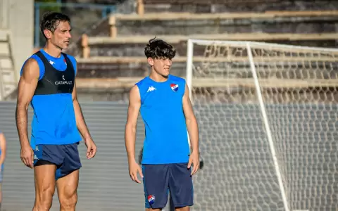 Santiago Galeano (der), de s�lo 13 a�os, junto a un hist�rico del f�tbol paraguayo como Roque Santa Cruz (izq).