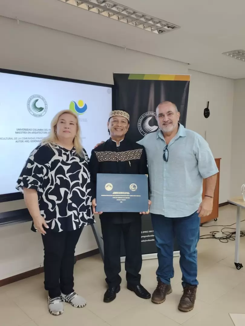 Ger�nimo Ayala con Gloria B�veda (directora de la Maestr�a) y Alberto Yanosky. Foto: Gentileza.