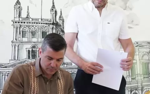 Presidente firma decreto.