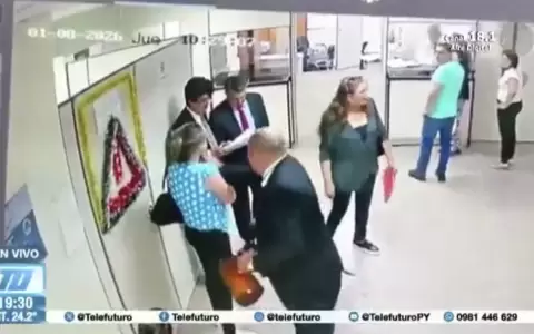 Momento en que inici� la pelea en el juzgado.