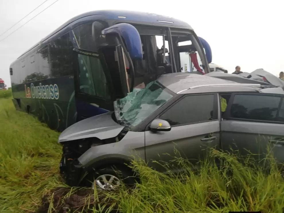 Colisión entre ómnibus y camioneta deja un fallecido en General Elizardo Aquino, San Pedro.