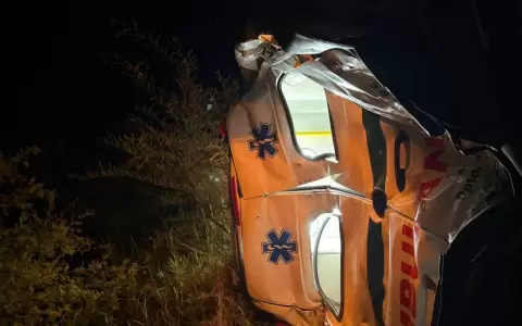 As� qued� la ambulancia del IPS, una funcionaria que estaba en el interior sali� con heridas leves.