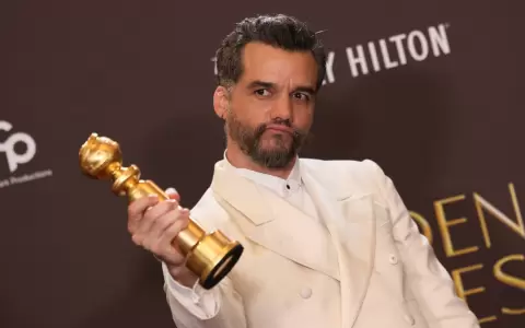 El actor brasile�o Wagner Moura posa con el premio al Mejor Actor en una Pel�cula - Drama por "El Agente Secreto".