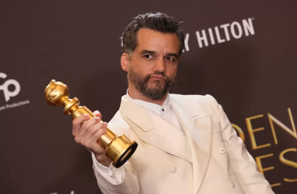 El actor brasileño Wagner Moura posa con el premio al Mejor Actor en una Película - Drama por "El Agente Secreto".