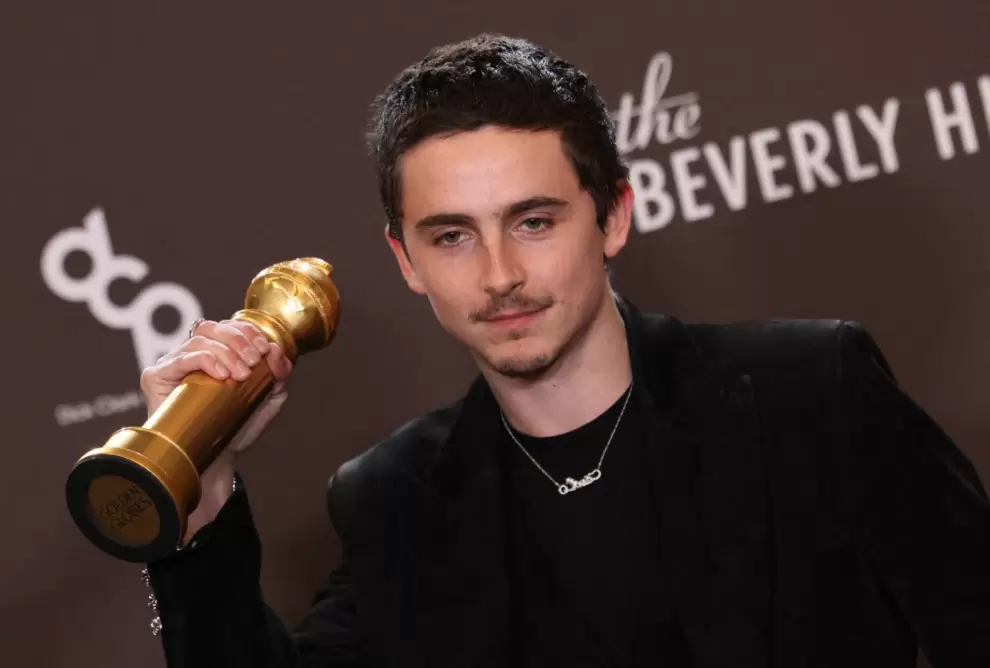 El actor franco-estadounidense Timoth�e Chalamet posa con el premio al Mejor Actor en una Pel�cula por "Marty Supreme". (Foto: Etienne Laurent / AFP)