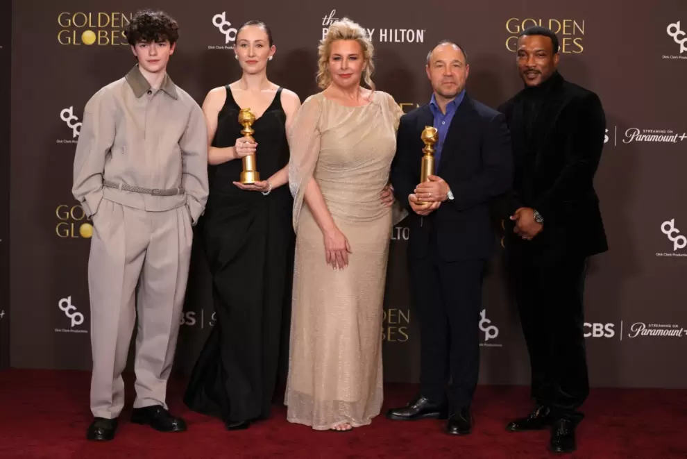 Los actores brit�nicos Owen Cooper, Erin Doherty, Hannah Walters, Stephen Graham y Ashley Walters, ganadores del premio a la Mejor Serie.