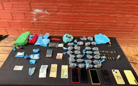 Objetos y drogas incautadas durante el procedimiento antidrogas en Luque.