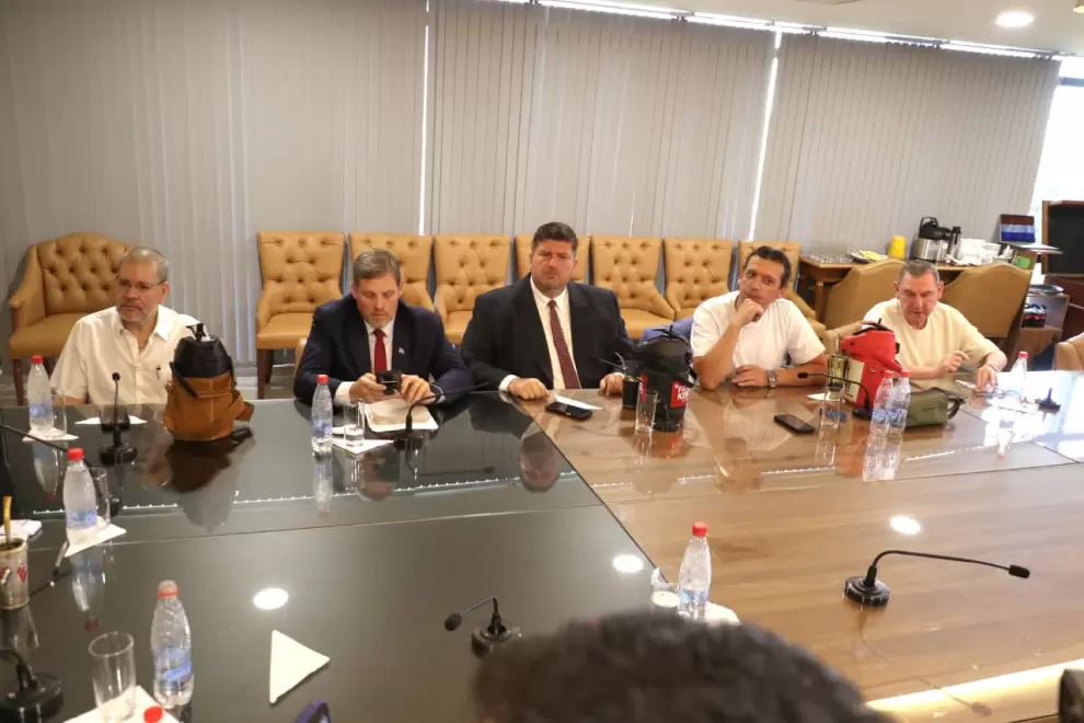 Reuni�n de legisladores de Honor Colorado con Camilo P�rez.