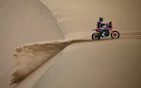 Dakar: Van Beveren gana la d�cima etapa en motos, Benavides roza el liderato