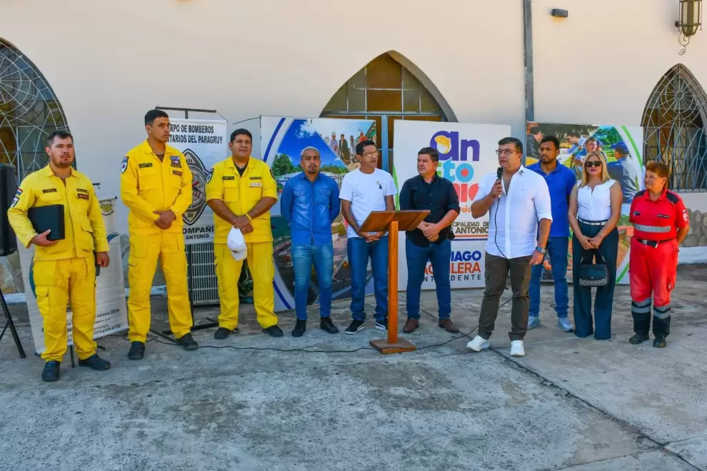 Intendente de San Antonio, Santiago Aguilera donó una ambulancia al Cuerpo de Bomberos Voluntarios de la ciudad.