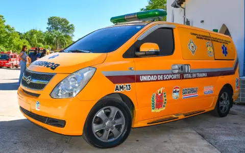 Cuerpo de Bomberos Voluntarios de San Antonio recibieron una ambulancia donada por el intendente municipal, Santiago Aguilera.