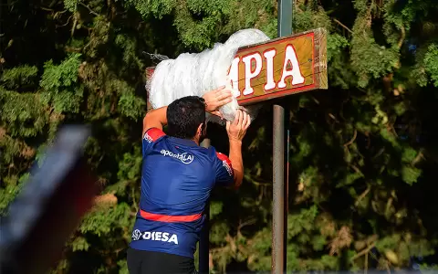 Taparon el nombre "Olimpia" en tribuna destinada a hinchas de Cerro Porte�o