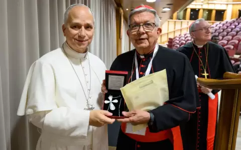 Cardenal Mart�nez Flores obsequia cruz de filigrana paraguaya al Papa Leo XIV.
