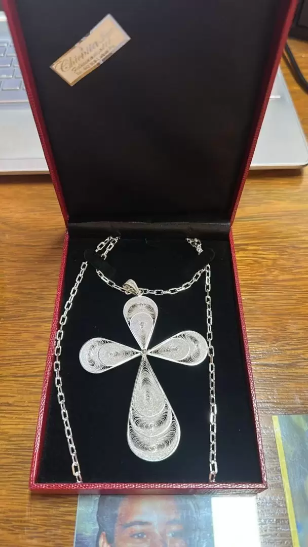 Cruz de filigrana paraguaya obsequiada al Papa Leo XIV. Foto: Gentileza.