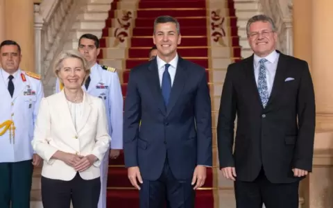 El canciller de Brasil, Mauro Vieira, y la presidenta de la Comisi�n Europea, Ursula von der Leyen junto a Santiago Pe�a.