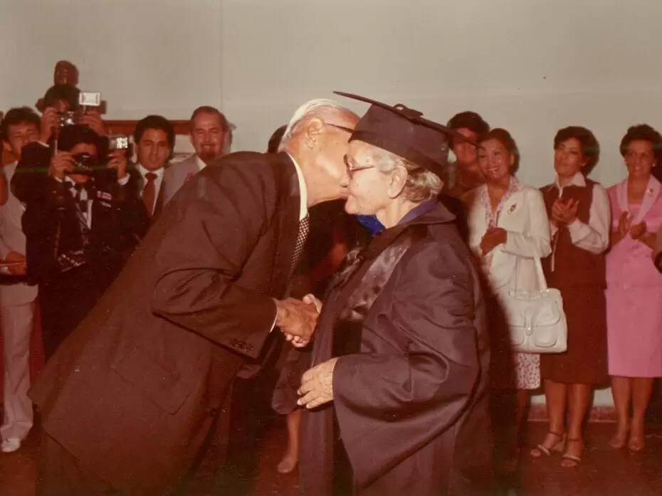 Josefina Pl� durante la ceremonia en la que la Universidad Nacional de Asunci�n (UNA) le otorg� el t�tulo de Doctora Honoris Causa.