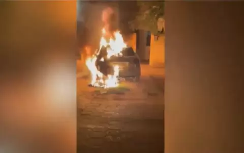 Hombre incendia el veh�culo de su expareja en un presunto ataque de celos.