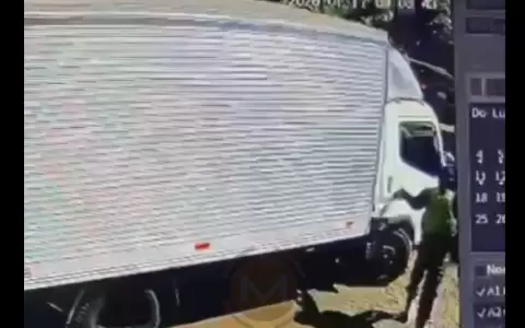 Momento en que fue interceptado el cami�n repartidor.