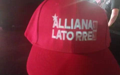 Un kepi que recorre las redes sociales.