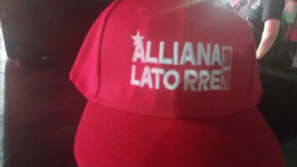 Un kepi que recorre las redes sociales.