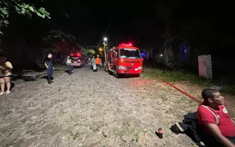 Bomberos Voluntarios, efectivos policiales y personal de salud, trabajaron de manera coordinada para controlar el fuego y asistir en la emergencia.