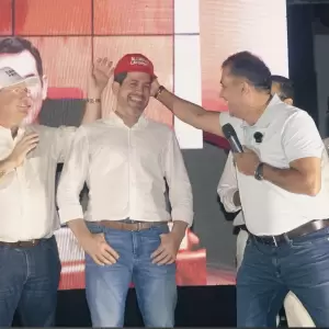 El kepi rojo de Martín Arévalo, un guiño político con deseo de dupla presidencial Alliana-Latorre
