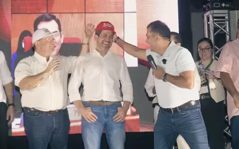 Mart�n Ar�valo entregando el kepi a Latorre en un acto pol�tico.