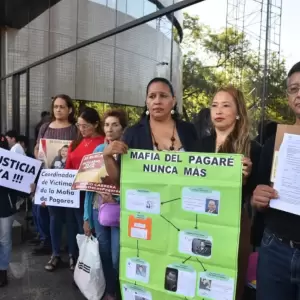 V�ctimas de la "mafia de los pagar�s" se movilizan frente al Congreso y apuntan contra la Corte