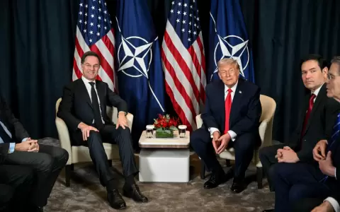 Donald Trump (CR), habla con el secretario general de la OTAN, Mark Rutte.