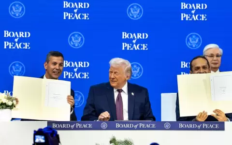 Pe�a firm� en Davos para la Junta por la Paz.