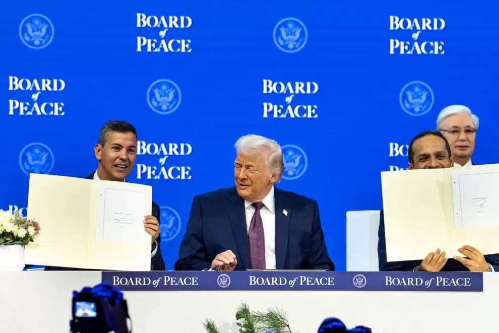 Pe�a firm� en Davos para la Junta por la Paz.