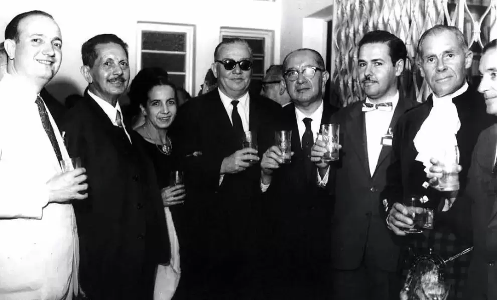 Carlos R. Centuri�n (centro, lentes oscuros) junto a otros participantes del Congreso Internacional del PEN Club, R�o de Janeiro,1960.