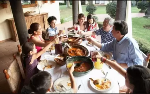 Largos almuerzos familiares, preparados desde temprano y compartidos sin relojes.