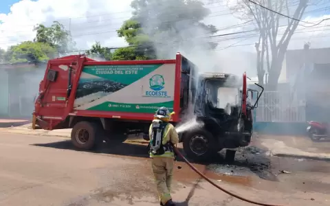 Bomberos voluntarios sofocaron las llamas del cami�n de basura que fue quemado intencionalmente en Ciudad del Este.