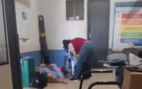 Adulto mayor internado en un pasillo del Hospital Regional de Ciudad del Este.