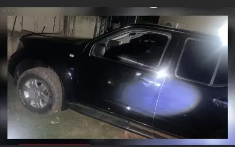 As� qued� la camioneta de una familia que fue atacada.
