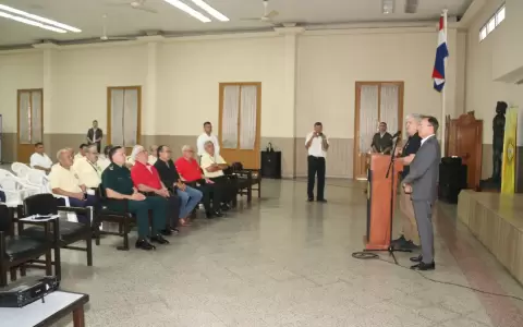 Ministros con polic�as abordan tema Caja Fiscal.