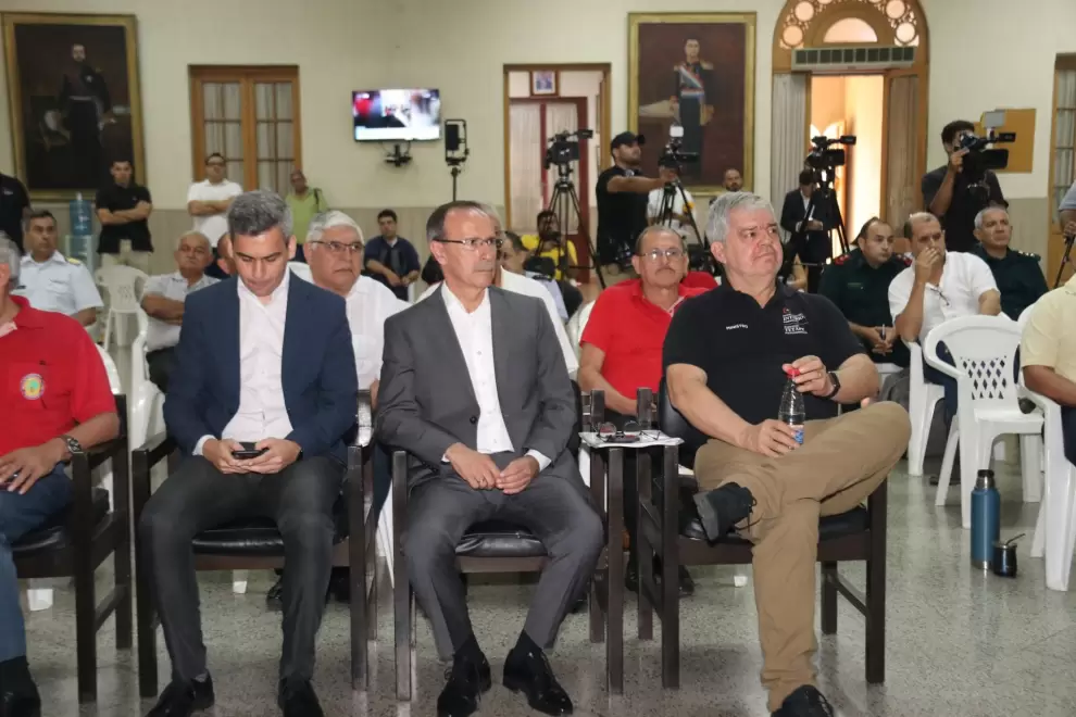 Ministros con policías abordan tema Caja Fiscal.
