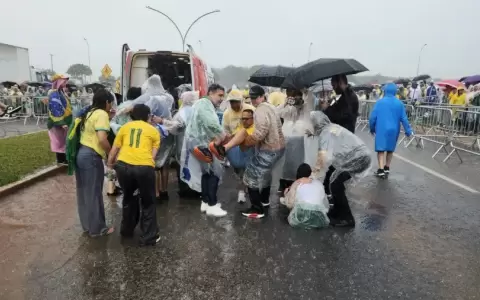 Seguidores de Bolsonaro resultaron heridos por la ca�da de rayos durante una manifestaci�n en Brasilia.