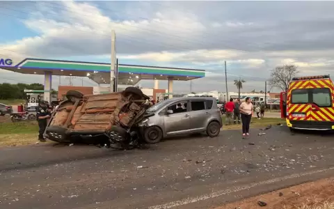 As� qued� el Toyota Ractis tras el choque.