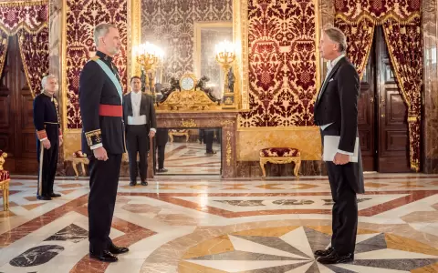 El Rey de Espa�a, Felipe VI (i) recibe al embajador de la Rep�blica de Nicaragua, Maurizio Carlo Gelli (d), en el Palacio Real, a 17 de mayo de 2023.